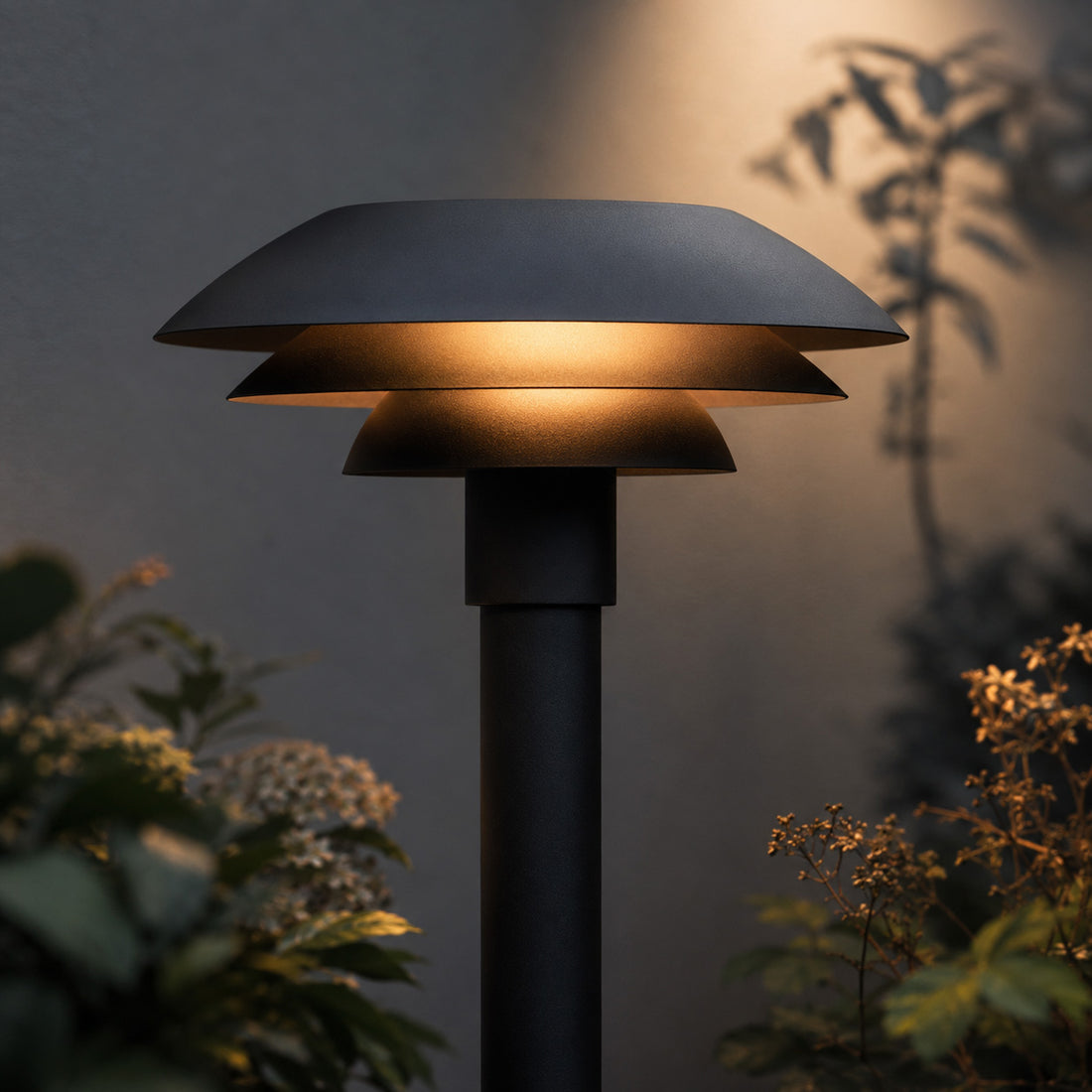 DL31 Outdoor Path Light — Matt Black, 100cm detail