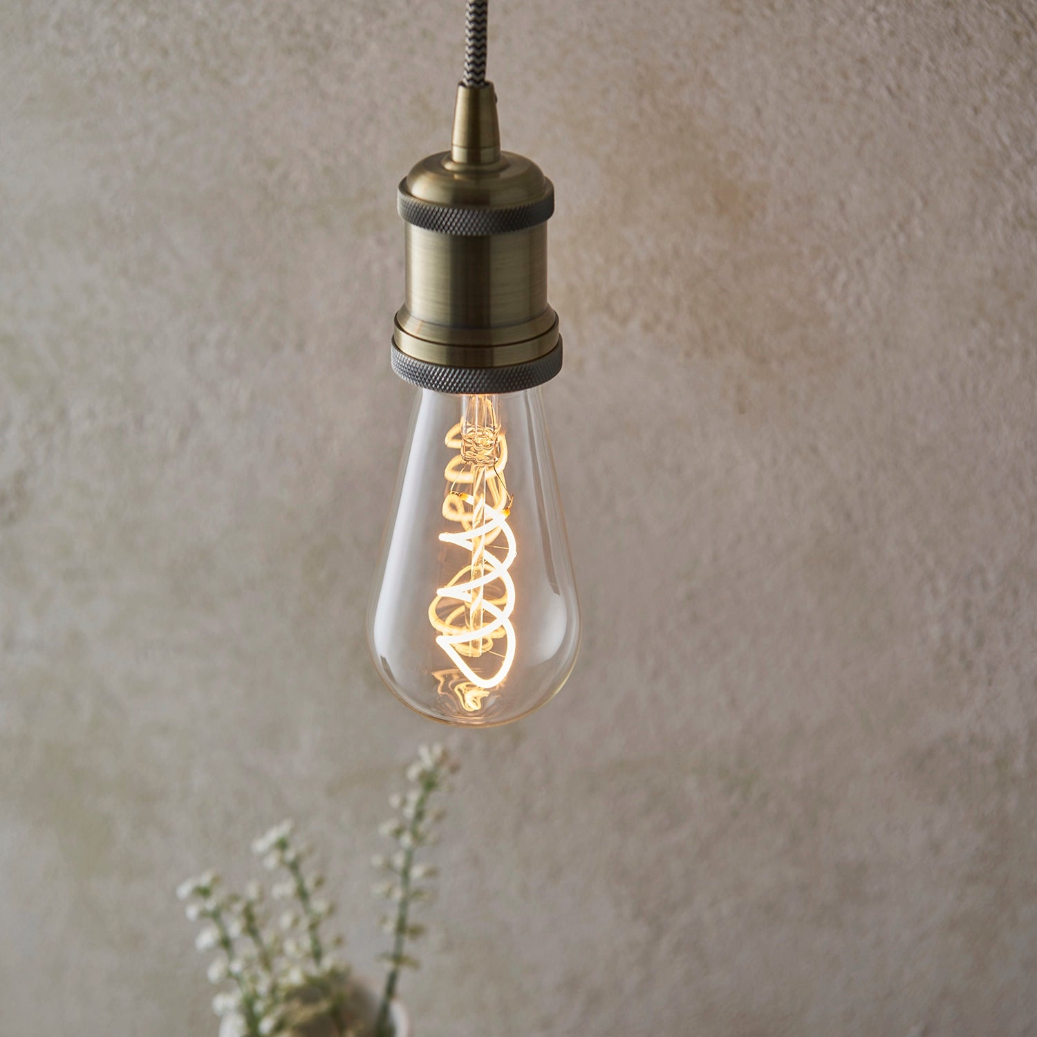 Warm white E27 LED bulb with sculptural double spiral design