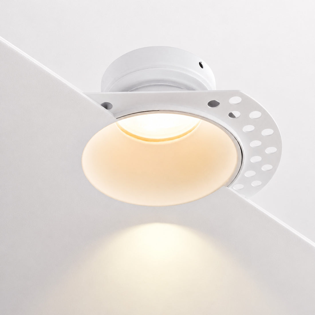 Kanto Trimless Plaster-In Downlight — Matt White, Fixed detail