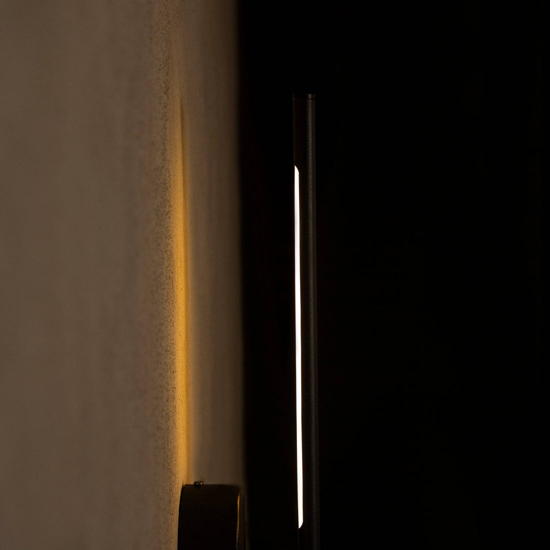 Assos LED Wall Light — Matt Black, 70cm detail